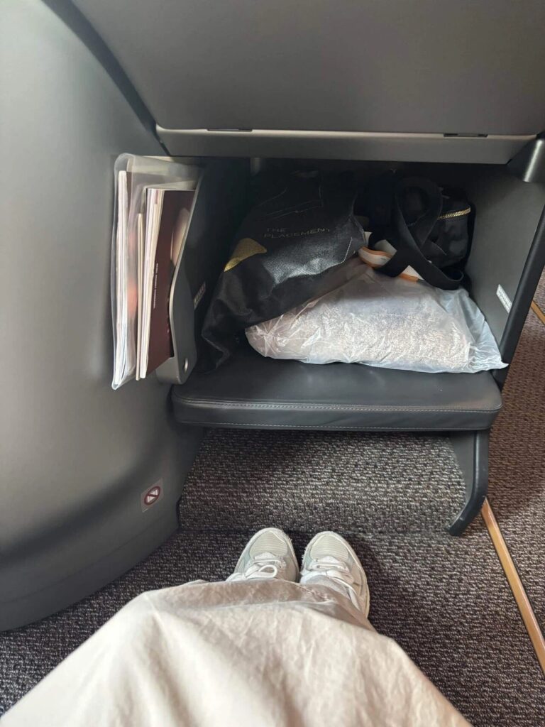 モニタ―下の荷物置き
